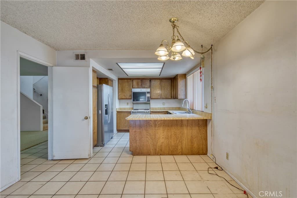 Condo at 267 Linwood Avenue E, Monrovia — photo 11 of 12