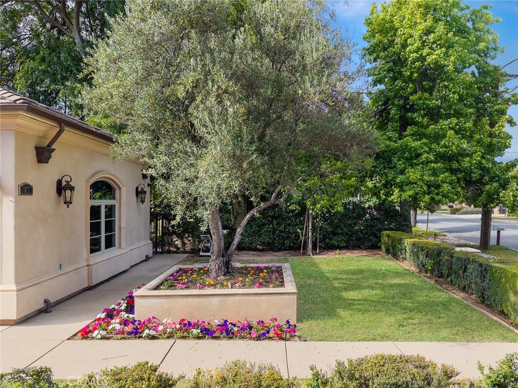 Home at 1201 S 10th Ave, Arcadia — photo 3 of 12