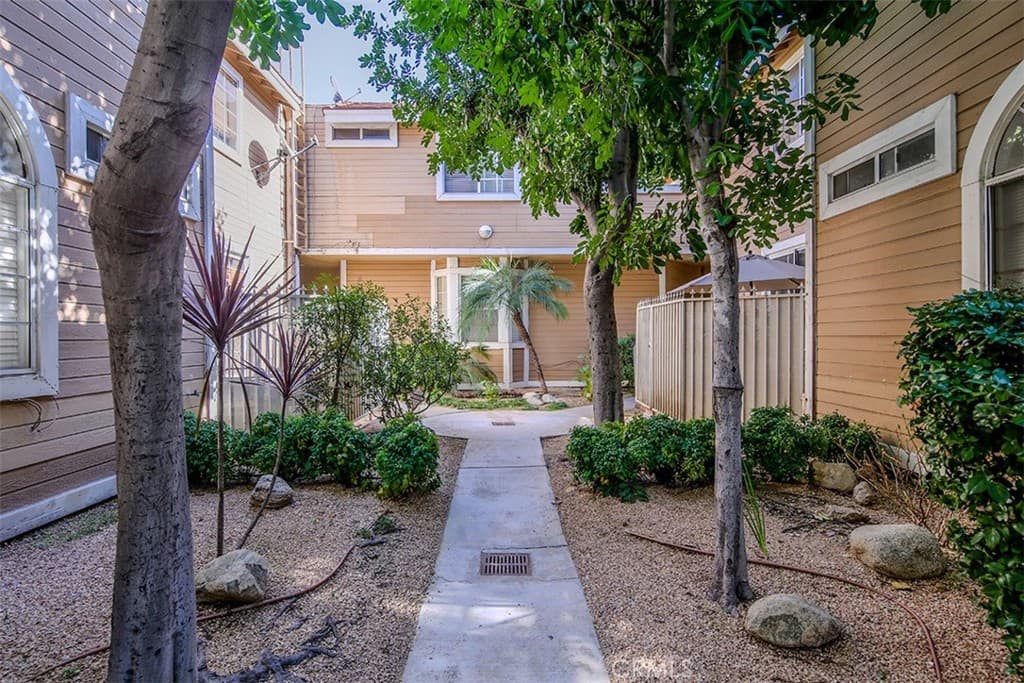 Townhouse at 331 Genoa E, Monrovia — photo 3 of 12