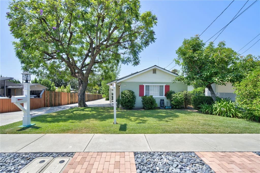 Home at 300 W Laurel Avenue, Sierra Madre — photo 2 of 12