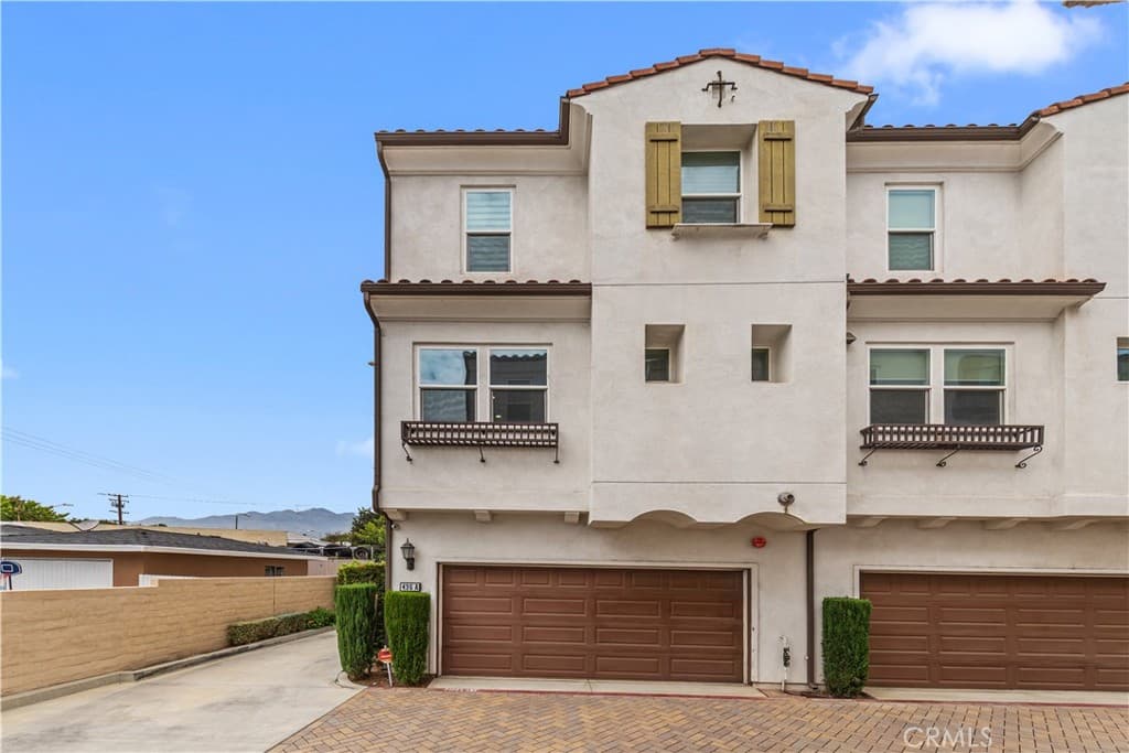 Condo at 436 W Duarte Road A, Monrovia — photo 3 of 12