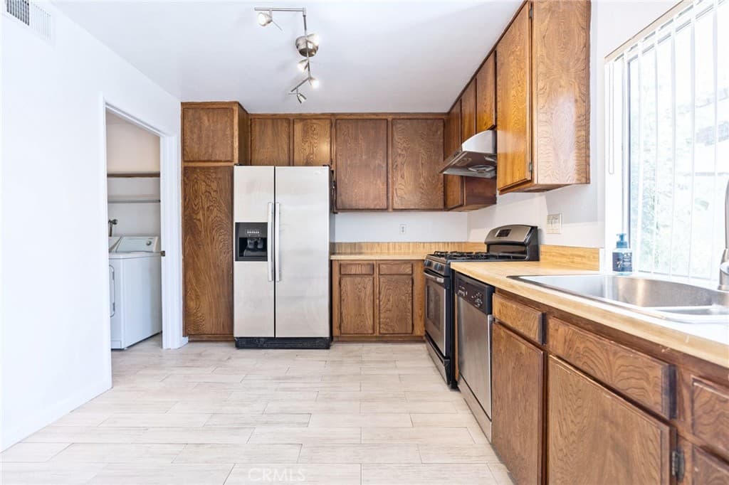 Townhouse at 1674 Aspen Village Way, West Covina — photo 11 of 12