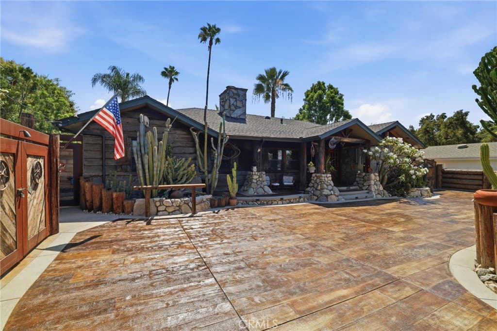 Home at 310 S Mountain Avenue, Monrovia — photo 2 of 12