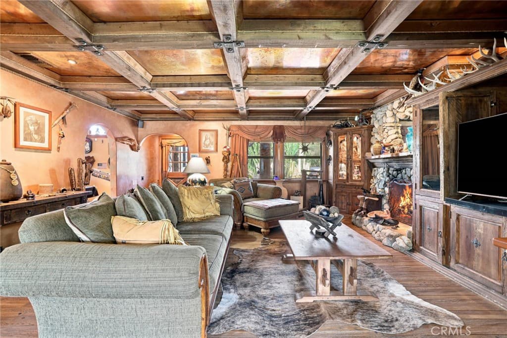 Home at 310 S Mountain Avenue, Monrovia — photo 4 of 12