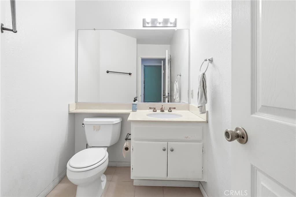 Condo at 32 Brownfield Lane, Pomona — photo 11 of 12