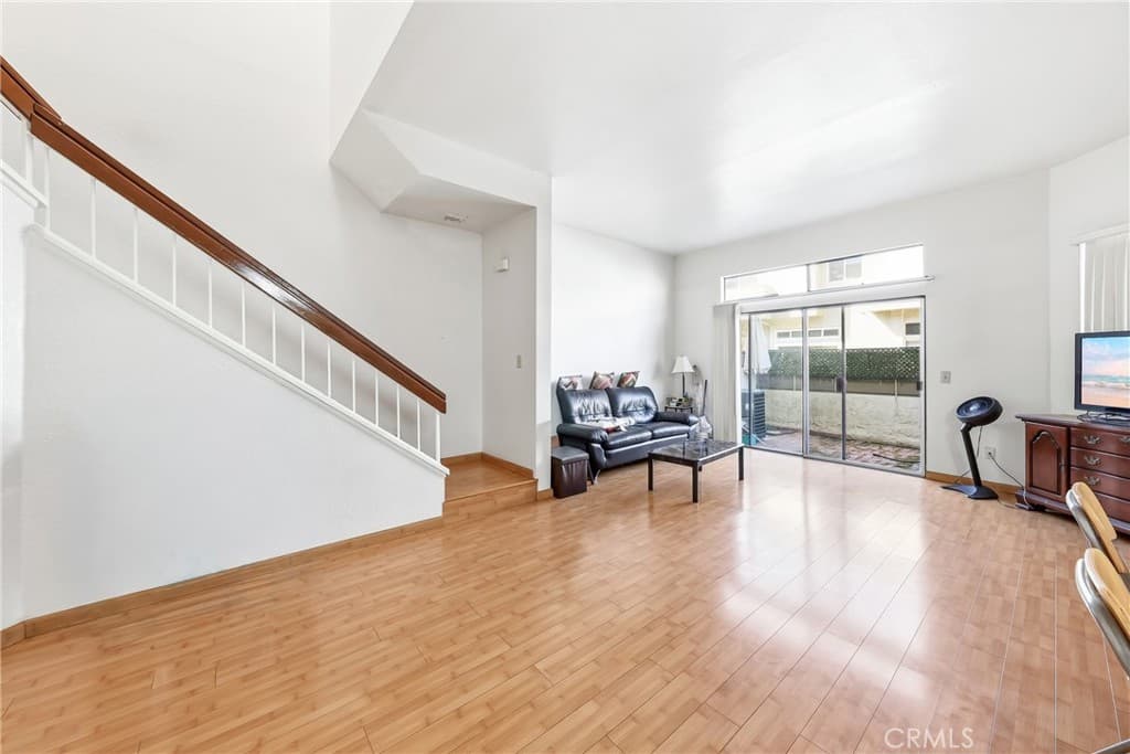 Condo at 32 Brownfield Lane, Pomona — photo 5 of 12