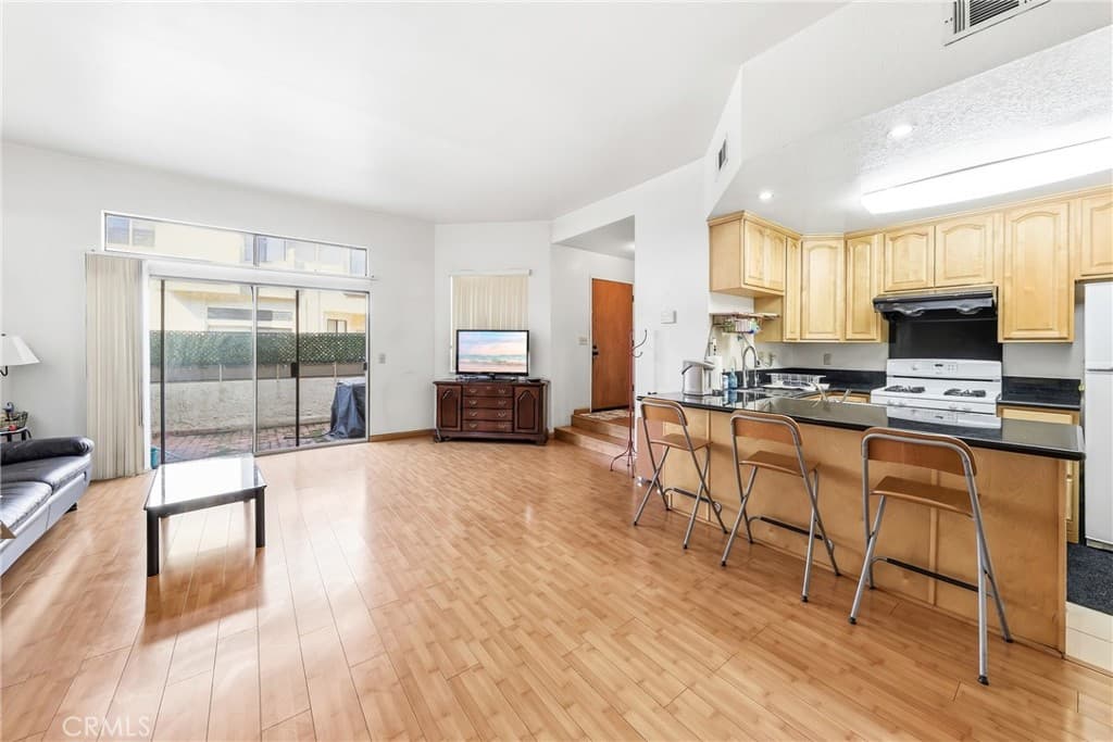 Condo at 32 Brownfield Lane, Pomona — photo 6 of 12