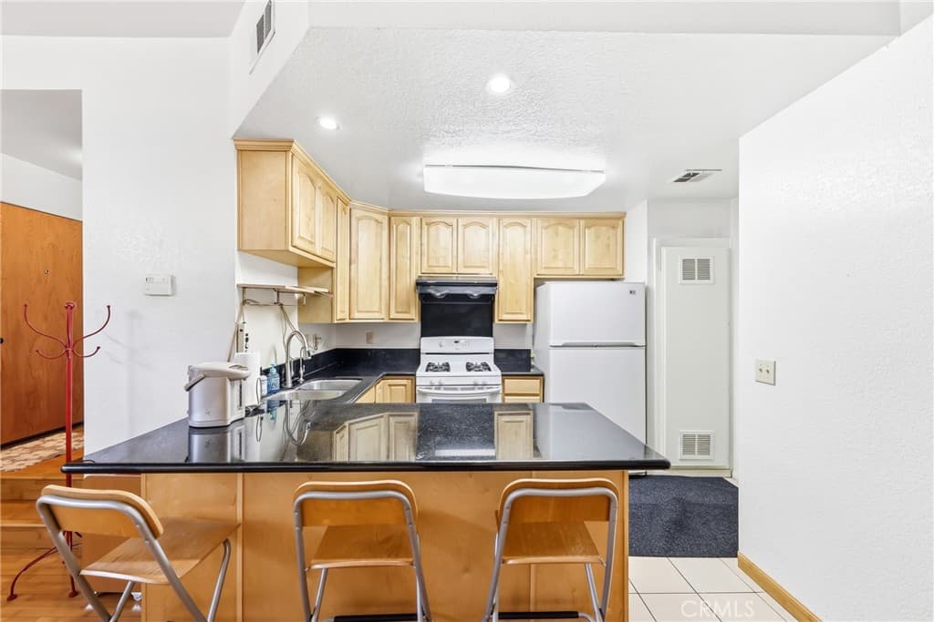 Condo at 32 Brownfield Lane, Pomona — photo 7 of 12