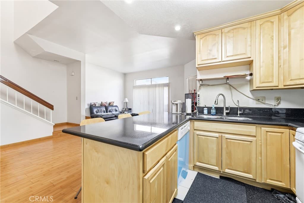 Condo at 32 Brownfield Lane, Pomona — photo 8 of 12