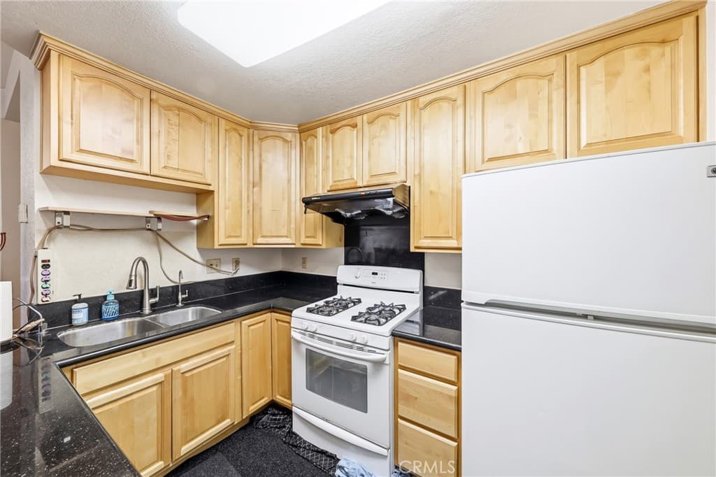 Condo at 32 Brownfield Lane, Pomona — photo 9 of 12