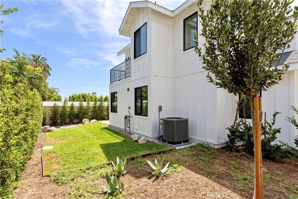 Condo at 184 W Highland, Sierra Madre — photo 4 of 12
