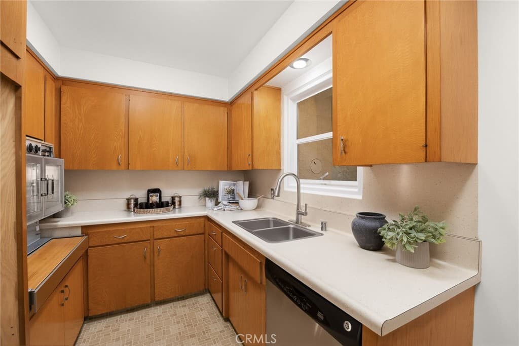 Home at 2341 Bashor Street, Duarte — photo 6 of 12