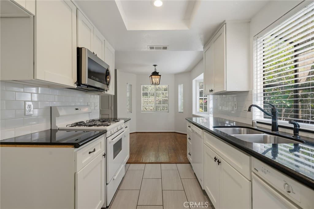 Condo at 689 W Sierra Madre, Sierra Madre — photo 11 of 12