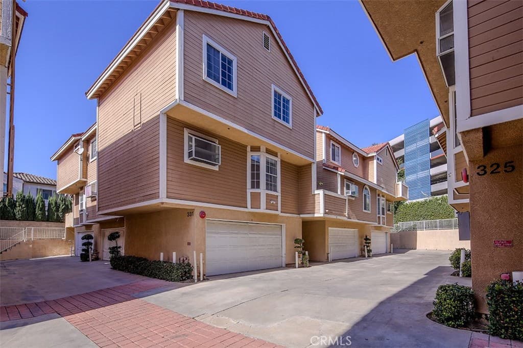 Townhouse at 331 Genoa E, Monrovia — photo 3 of 12
