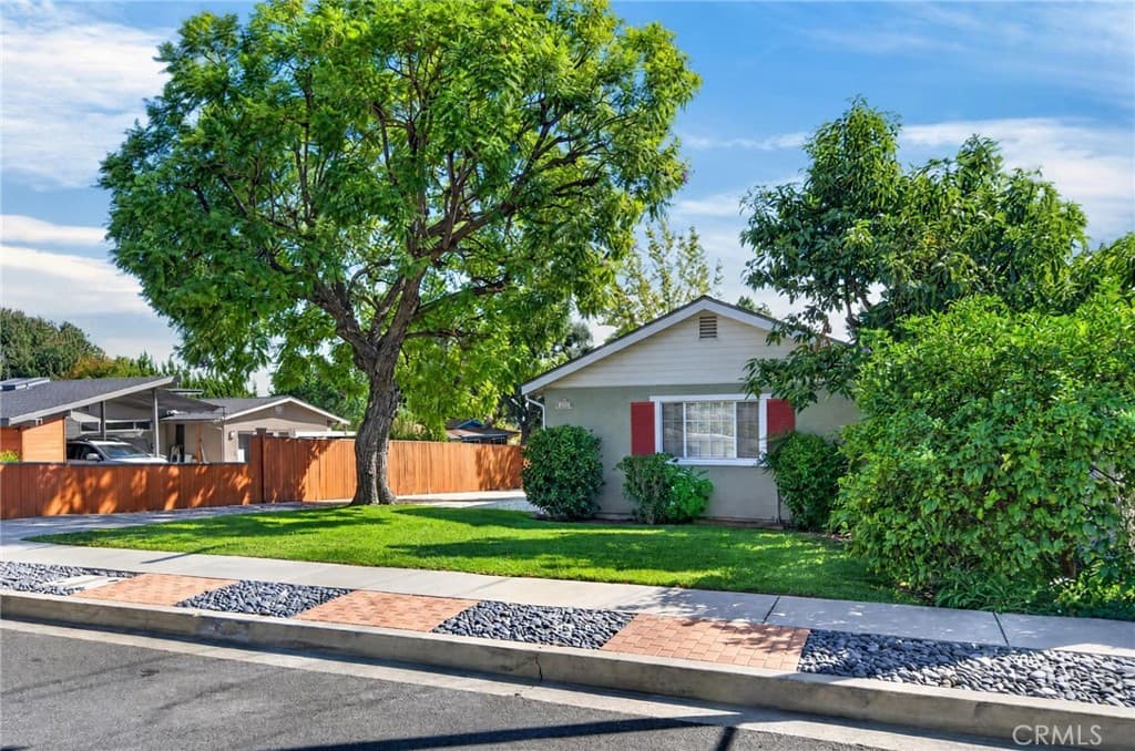 Home at 300 W Laurel Avenue, Sierra Madre — photo 2 of 12