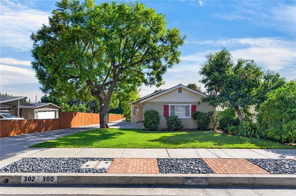 Home at 300 W Laurel Avenue, Sierra Madre — photo 3 of 12