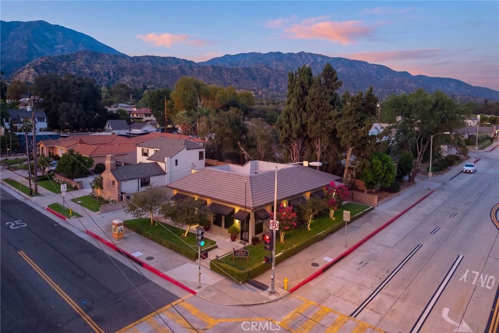 Home at 303 E FOOTHILL Boulevard, Monrovia — photo 7 of 12