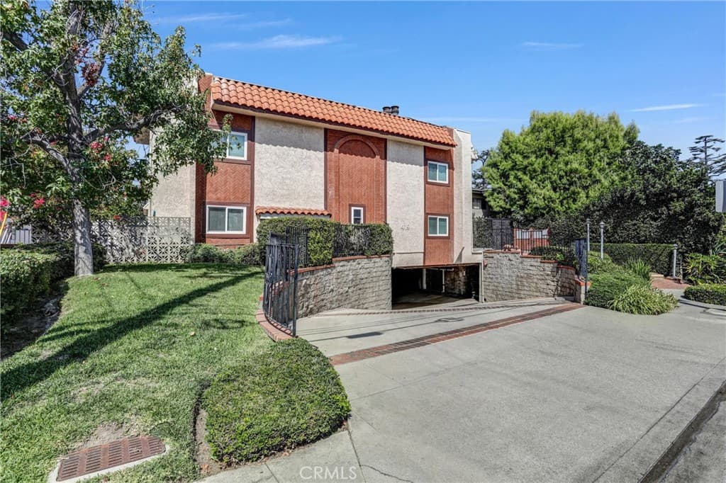 Condo at 419 Fairview Avenue D, Arcadia — photo 3 of 12