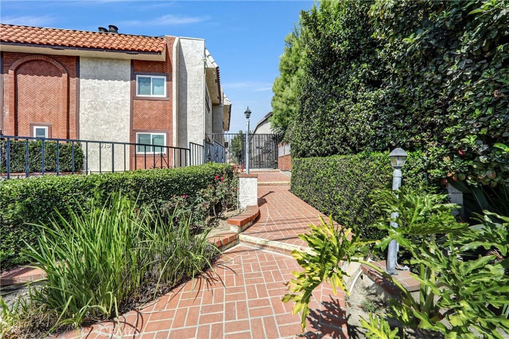 Condo at 419 Fairview Avenue D, Arcadia — photo 4 of 12