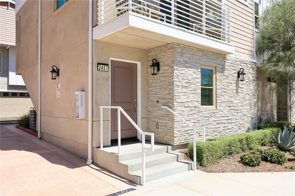 Townhouse at 2057 N White Avenue, La Verne — photo 4 of 12