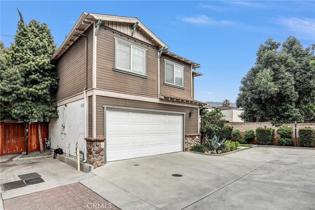 Home at 214 Violet Avenue F, Monrovia — photo 3 of 12
