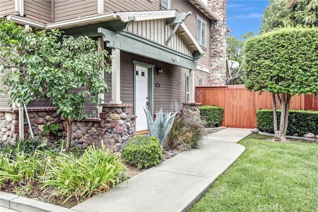 Home at 214 Violet Avenue F, Monrovia — photo 4 of 12
