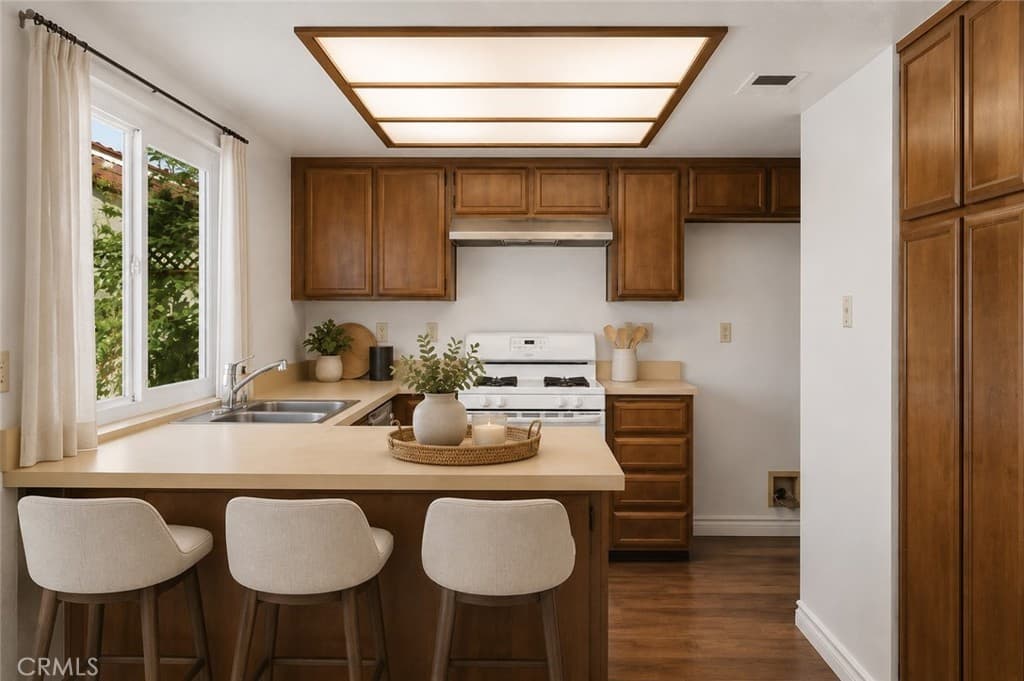 Townhouse at 206 San Luis Rey, San Dimas — photo 3 of 12