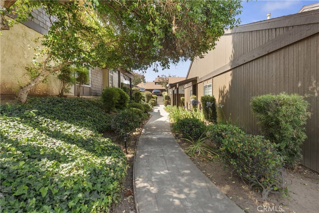Townhouse at 411 Heatherglen, San Dimas — photo 3 of 12