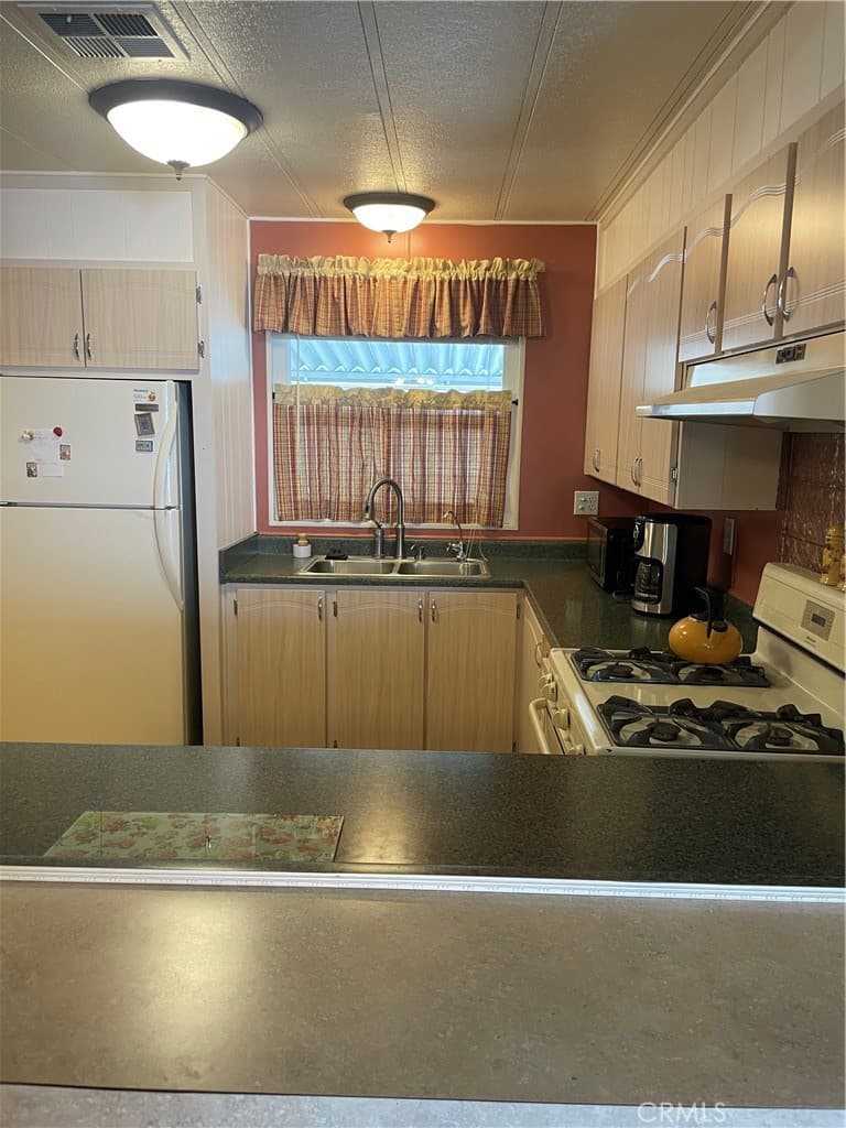 Home at 3800 Bradford 210, La Verne — photo 2 of 12
