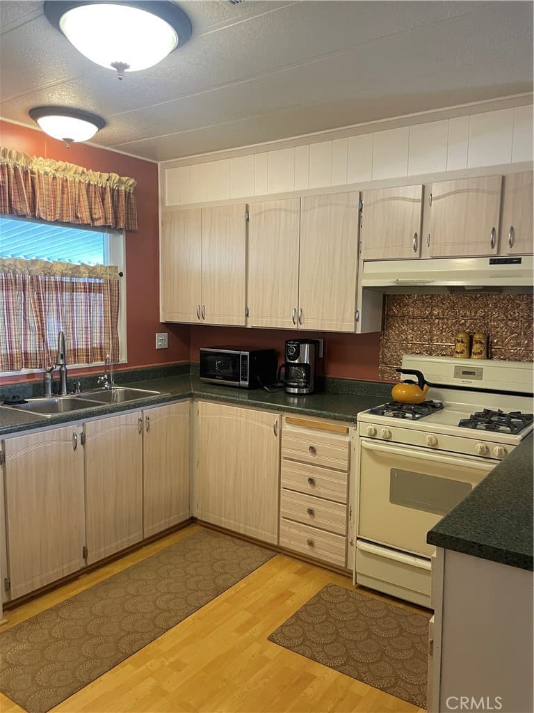 Home at 3800 Bradford 210, La Verne — photo 7 of 12