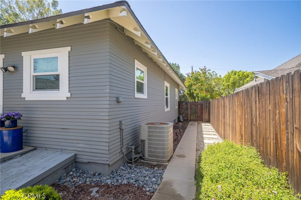 Home at 124 N Vista Bonita Avenue, Glendora — photo 10 of 12