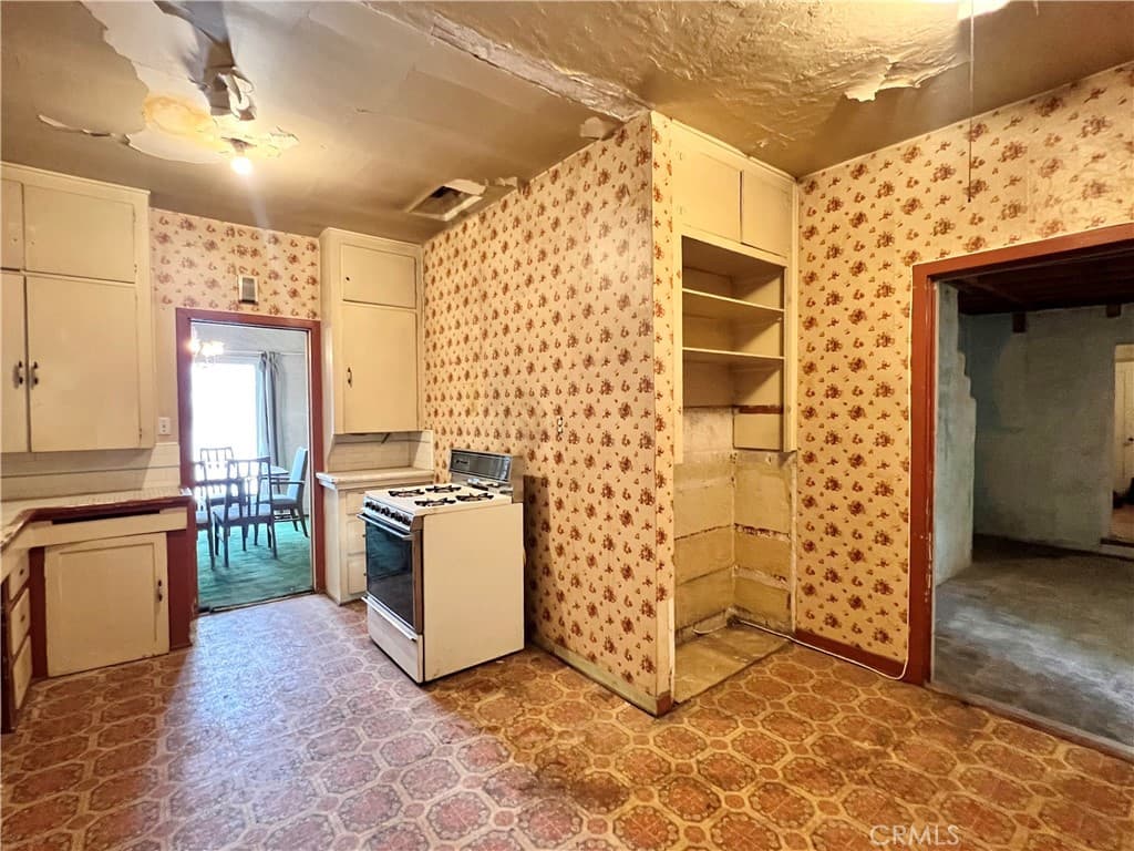 Home at 637 San Francisco, Pomona — photo 11 of 12