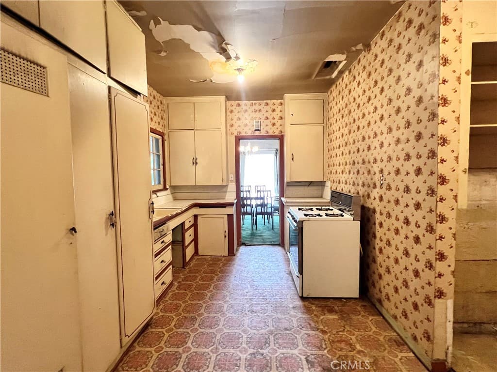 Home at 637 San Francisco, Pomona — photo 12 of 12