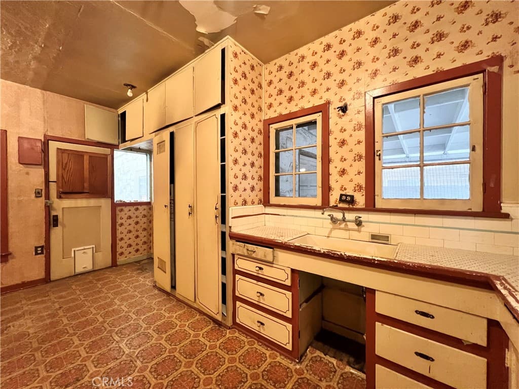 Home at 637 San Francisco, Pomona — photo 9 of 12