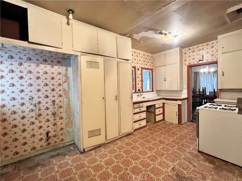 Home at 637 San Francisco, Pomona — photo 10 of 12