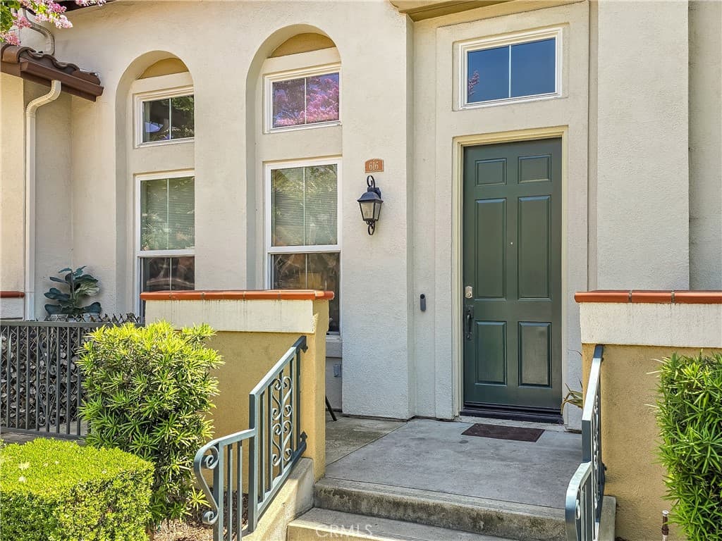 Townhouse at 616 Mckenna, Claremont — photo 2 of 12