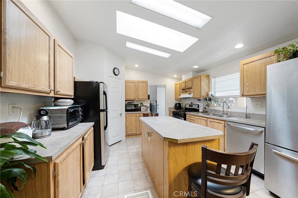 Home at 1401 W 9th 103, Pomona — photo 8 of 12