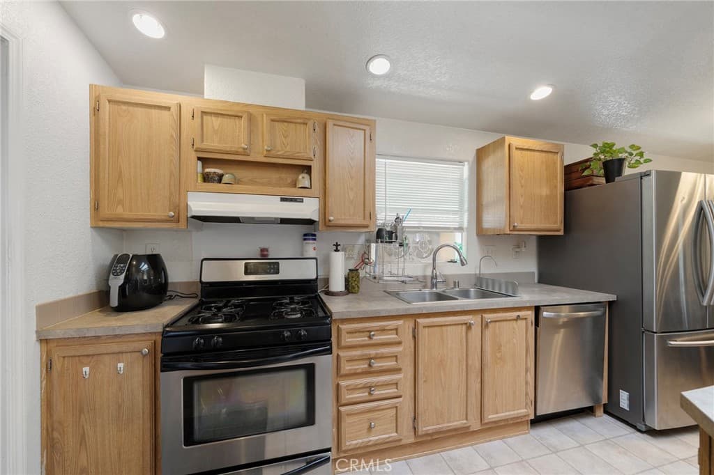Home at 1401 W 9th 103, Pomona — photo 9 of 12