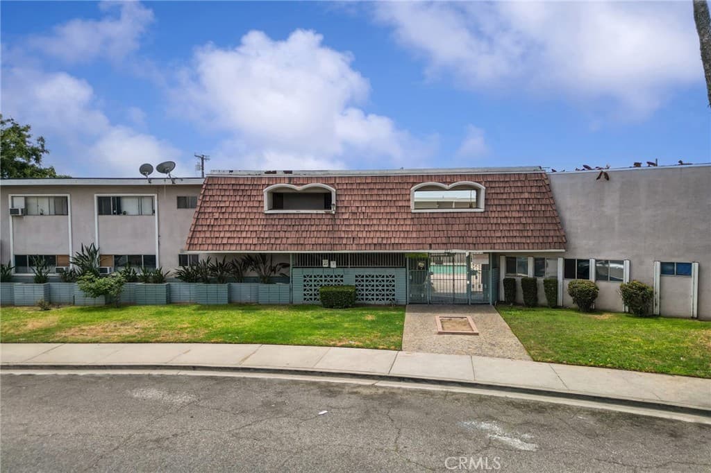Condo at 2025 Las Vegas Avenue 3, Pomona — photo 1 of 12
