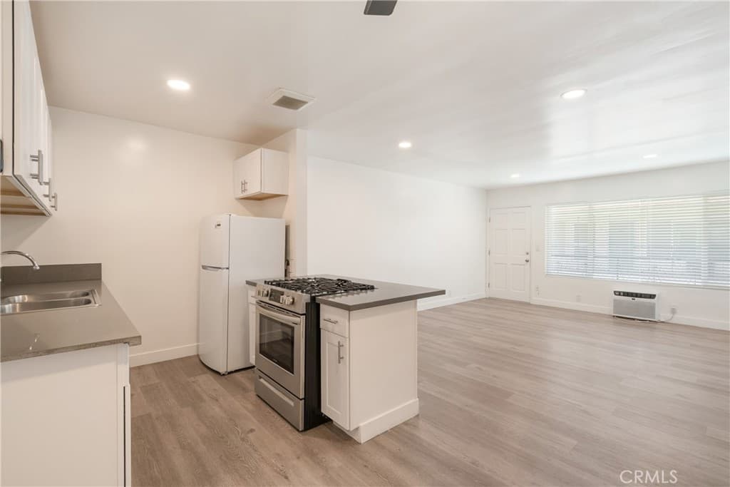 Home at 618 W Route 66, Glendora — photo 7 of 12