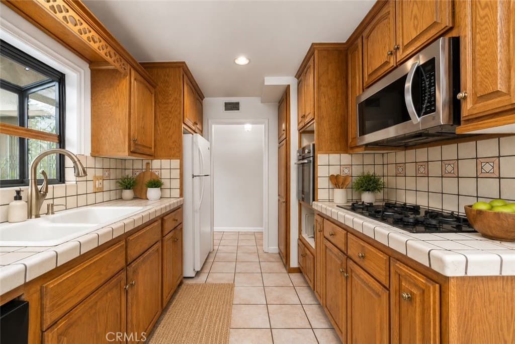 Home at 333 W Newburgh Street, Glendora — photo 8 of 12