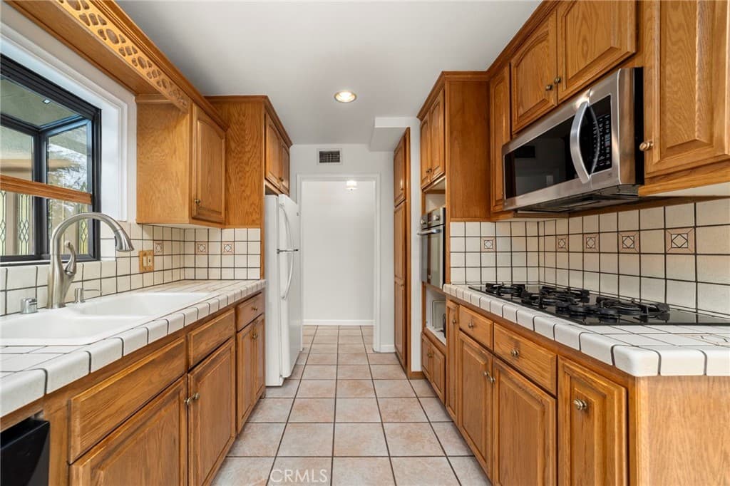 Home at 333 W Newburgh Street, Glendora — photo 9 of 12
