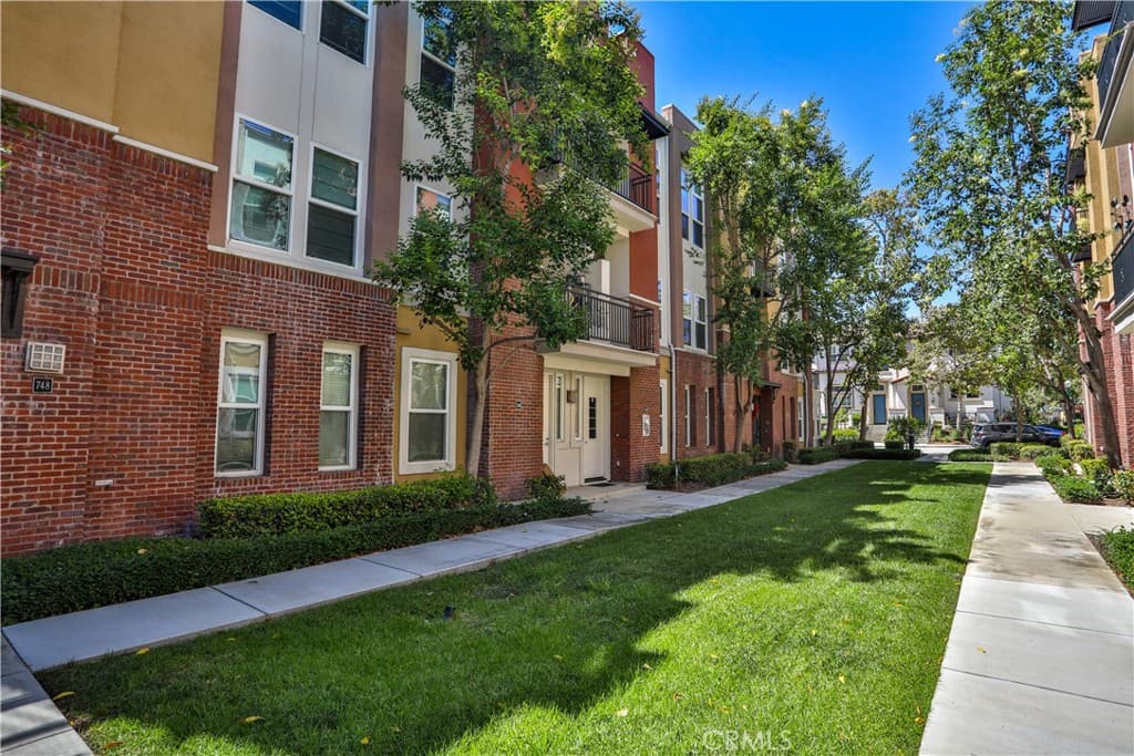 Condo at 744 W 1st Street, Claremont — photo 4 of 12