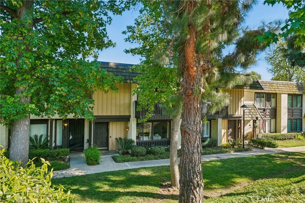 Townhouse at 744 Smokewood Lane, San Dimas — photo 4 of 12