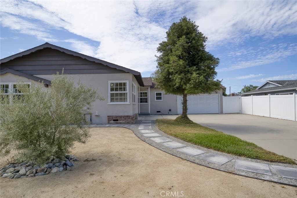 Home at 128 W Gaillard Street, Glendora — photo 2 of 12