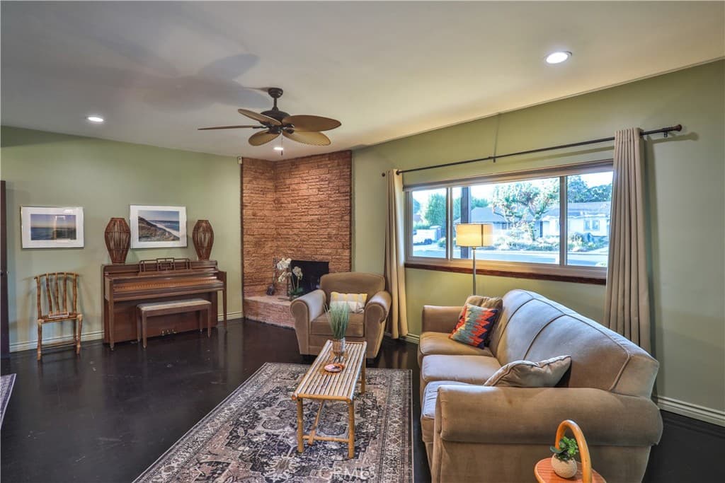 Home at 846 W 10th Street, Claremont — photo 10 of 12