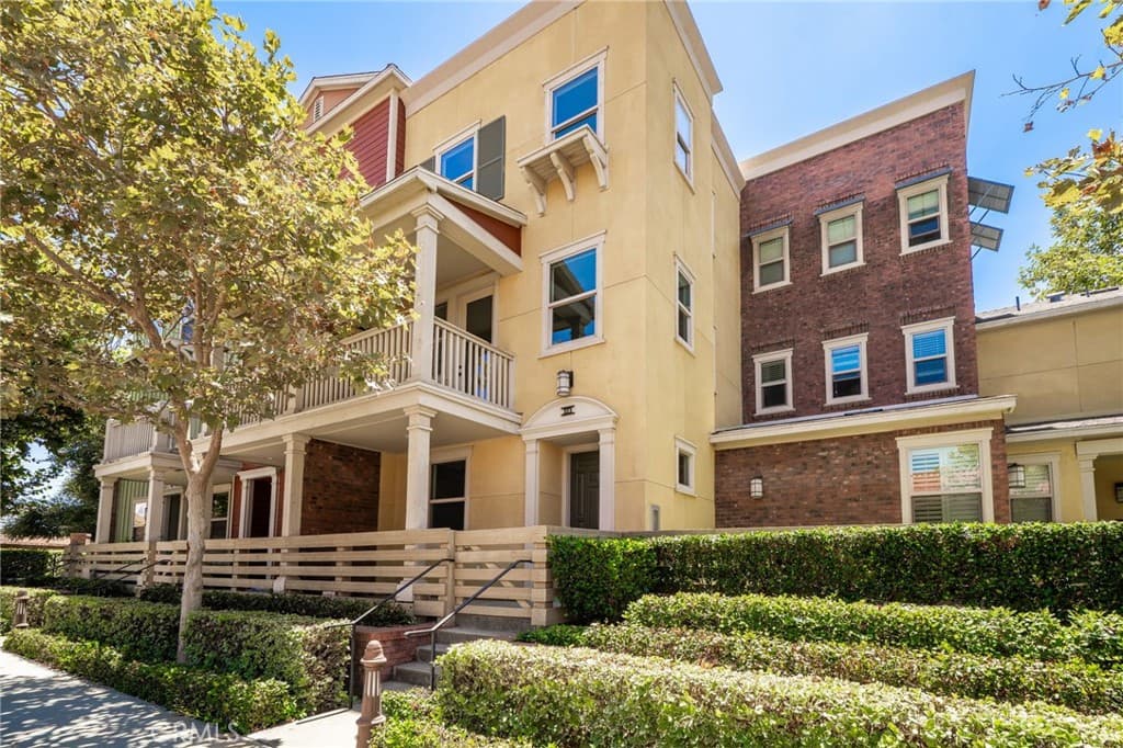 Condo at 323 S Glendora Avenue, Glendora — photo 4 of 12