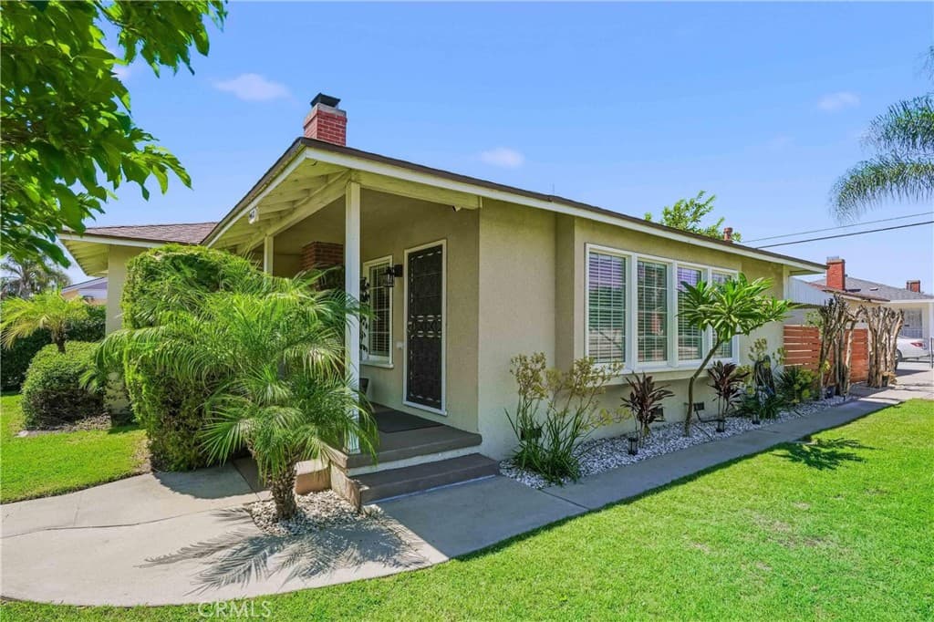 Home at 943 E Olive, Pomona — photo 4 of 12