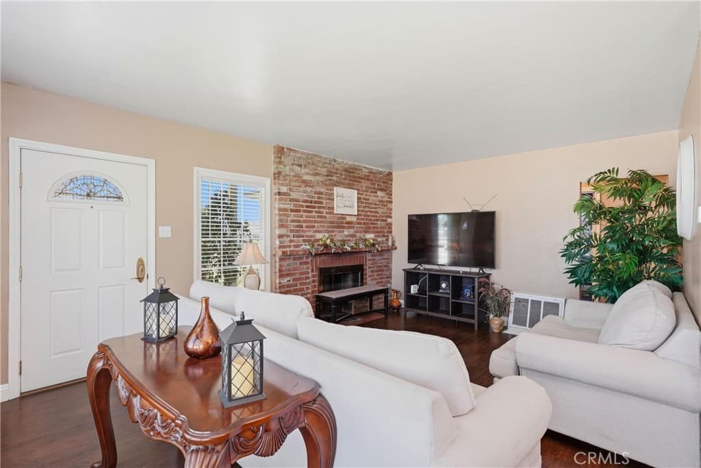 Home at 943 E Olive, Pomona — photo 6 of 12