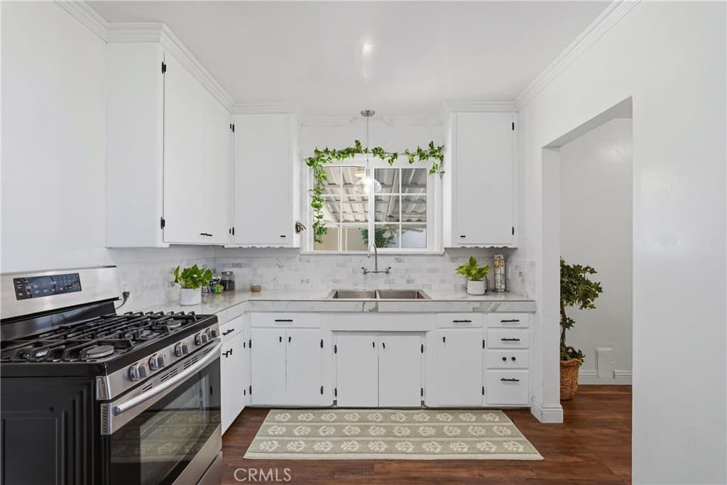 Home at 943 E Olive, Pomona — photo 10 of 12